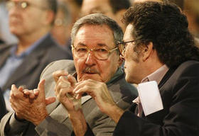 Raúl Castro y el ministro de Cultura, Abel Prieto, en la apertura de la Feria del Libro