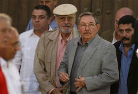 Raúl Castro junto a Fernández Retamar, César López y otros escritores de la 'familia'