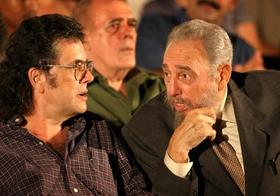 Abel Prieto, ministro de Cultura, y Fidel Castro, en una imagen de archivo. (AP)