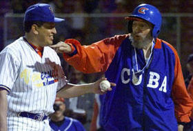 Hugo Chávez y Fidel Castro durante un partido de béisbol entre los equipos de Cuba y Venezuela