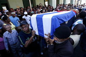 Amigos y familiares de Tata Güines durante el funeral del músico