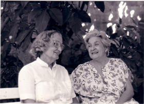 Fina García Marruz (izq.) junto a su hermana Bella