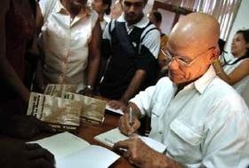 Gutiérrez firma ejemplares durante la presentación de su novela 'Nuestro GG en La Habana'