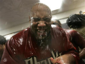 Liván Hernández celebra la victoria de los Cascabales de Arizona frente a los Cachorros de Chicago. (AP) Liván Hernández celebra la victoria de los Cascabeles de Arizona frente a los Cachorros de Chicago. (AP)