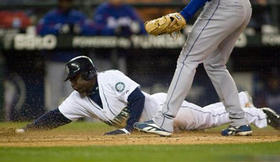 Yuniesky Betancourt, de los Marineros de Seattle, durante un juego contra los Rangers de Texas. (AP)