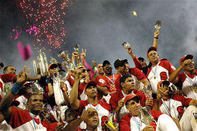 'Foto de familia' del equipo Santiago de Cuba tras ganar la Serie Nacional