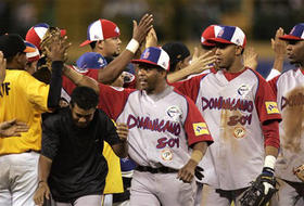 Los jugadores de Águilas del Cibao, de Dominicana, celebran una victoria frente a Tigres de Aragua, de Venezuela. (AP)