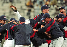 La selección estadounidense celebra la victoria en la 37ª Copa Mundial de Béisbol. (AP)