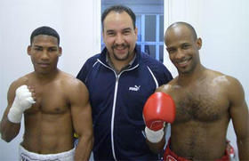 Los boxeadores Yuriorkis Gamboa y Yan Barthelemy (en los extremos), junto a su manager Antonio González