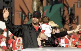 El dominicano Albert Pujols, de los Cardenales de San Luis, saluda a sus fans