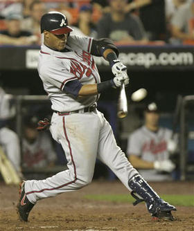 Yunel Escobar, durante un juego entre los Bravos de Atlanta y los Mets de Nueva York. (AP)