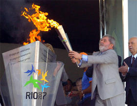 El presidente de Brasil, Lula da Silva, enciende la antorcha panamericana en Brasilia