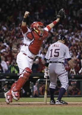 El catcher Yadier Molina, de los Cardenales, celebra la victoria frente a Detroit