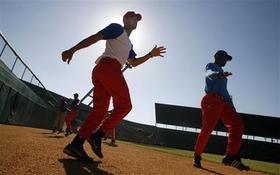 Yuliesky Gourriel (izq.) y Yoandri Urgellés (dcha.), durante un entrenamiento.