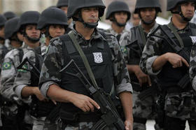 Policías custodian instalaciones de los Panamericanos. (AP)
