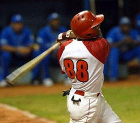 Alexei Bell, artillero del Santiago de Cuba, durante la 47ª Serie Nacional.