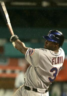 Cliff Floyd, de los Mets de Nueva York, durante un juego contra los Marlins