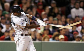 Yuniesky Betancourt, durante un juego entre los Marineros y Medias Rojas de Boston