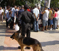 La policía observa de cerca la discusión de los fanáticos