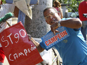 Un aficionado al béisbol en el Parque Central de La Habana