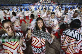 Bailarines actúan en el estadio Maracaná, durante la ceremonia de inauguración de la edición XV de los Juegos Panamericanos, el viernes 13 de julio del 2007, en Río de Janeiro, Brasil. (AP)