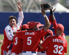 Cuba se coronó campeón del torneo de béisbol de los XV Juegos Panamericanos de Río de Janeiro-2007, tras vencer en la final a Estados Unidos 3x1. A la izquierda, Antonio Castro, hijo de Fidel Castro y médico del equipo. (AP)