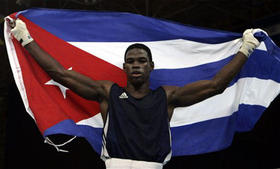 Emilio Correa celebra su victoria en los 75kg en el boxeo de los Juegos. (AP)
