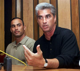 Gus Domínguez (a la derecha) junto al pelotero cubano Andy Morales. (AP) Gus Domínguez