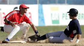 Yuliesky Gourriel (a la izquierda) y el estadounidense Danny Espinosa. (AP) Béisbol