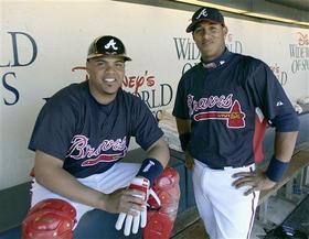 Brayan Peña (a la izquierda) y Yunel Escobar. (AP) Peña y Escobar