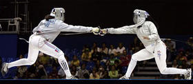 Mailyn González (a la izquierda) en el duelo contra la estadounidense Alexis Jemal. (AP) Esgrima
