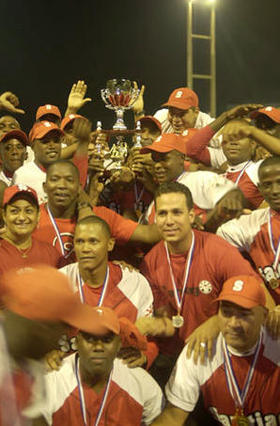 Equipo de Santiago de Cuba, tras ganar la Serie Nacional 47. (HIT)
