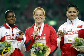 Yipsi Moreno (izq.), durante la entrega de las medallas en el Mundial de Osaka