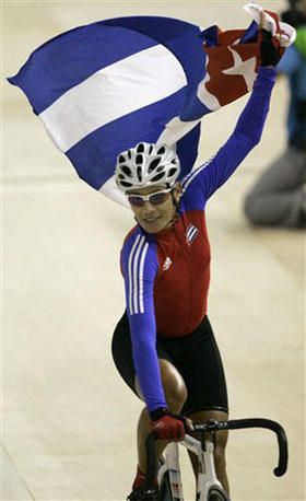 Yoanka González celebra su triunfo. (AP) Ciclismo
