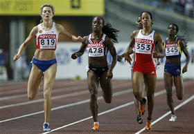 Zulia Calatayud (tercera de izq. a dcha.), durante la clasificación para los 800 metros en el Mundial de Atletismo