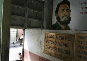 Cartel de Fidel Castro en el interior de un edificio en Santiago de Cuba