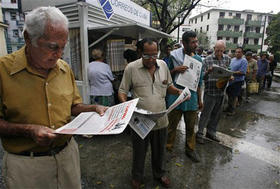 Cubanos compran la prensa oficialista en un kiosco de La Habana