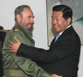 Fidel Castro saluda a Jia Qinglin, presidente del Comité Nacional de la Conferencia Consultiva Política del Pueblo Chino