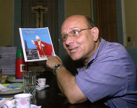 Dagoberto Valdés muestra la portada de 'Vitral' dedicada a la visita de Juan Pablo II a la Isla
