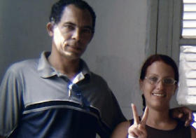El doctor Darsi Ferrer y su esposa, durante un proyecto de la iniciativa 'No a la exclusión social'.