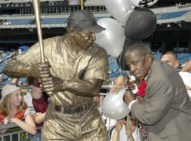 Orestes 'Minnie' Miñoso, junto a su estatua en Chicago