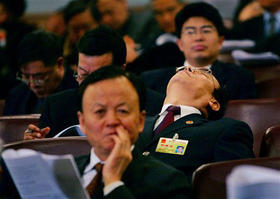 Un diputado chino duerme durante el discurso del primer ministro Wen Jiabao en la Asamblea Nacional