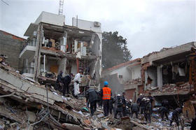 Personal de rescate trabaja en los restos del edificio de Naciones Unidas que sufrió un atentado en Argelia