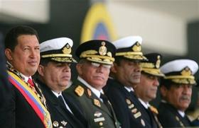 Hugo Chávez, junto a oficiales de la cúpula militar venezolana
