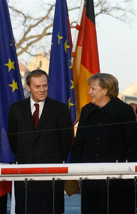 El primer ministro de Polonia, Donald Tusk (izq.), y la canciller alemana Angela Merkel, celebran la extensión del Acuerdo Schengen. (AP)