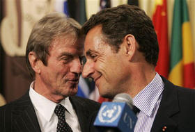 El presidente francés Nicolás Sarkozy (dcha.) habla con su ministro de Exteriores, Bernard Kouchner, en Naciones Unidas