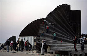 Frontera entre Rafah y Egipto, destruida por los palestinos