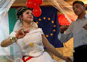 Dos búlgaros celebran la entrada de su país en la Unión Europea. (AP) Dos búlgaros celebran la entrada de su país en la Unión Europea