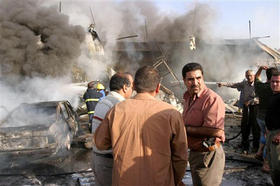 Iraquíes en la escena de un atentado con coche bomba en la localidad petrolera de Kirkuk. (AP)