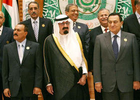 Líderes árabes durante la inauguración de la Cumbre de Riad. (AP)